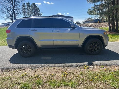 Used 2017 Jeep Grand Cherokee Laredo w/ Quick Order Package 23E image 4
