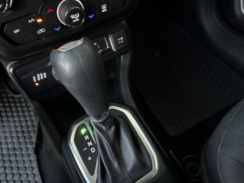 Used 2020 Jeep Renegade Latitude w/ Cold Weather Group AWD/4WD image 25