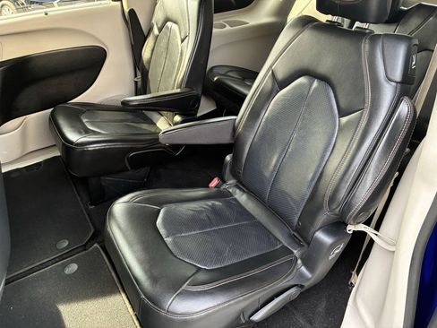 Used 2019 Chrysler Pacifica Touring-L FWD image 19