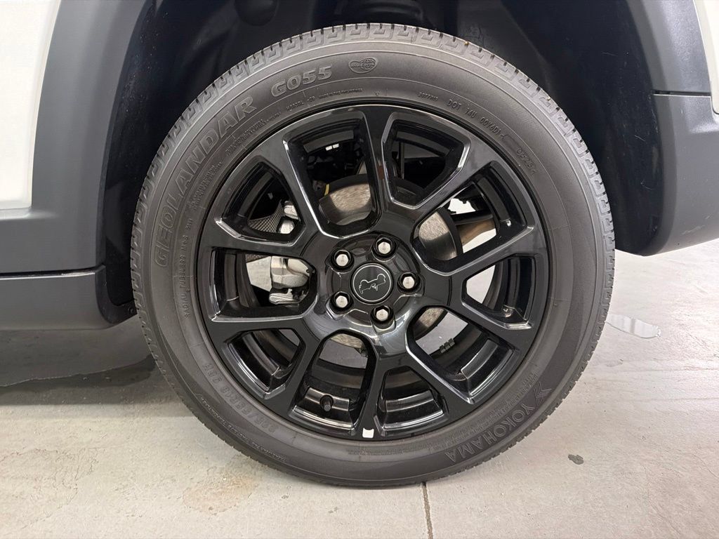 Used 2025 Jeep Compass Latitude w/ Convenience Group AWD/4WD image 9