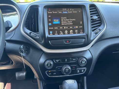 Used 2017 Jeep Cherokee Latitude AWD/4WD image 16