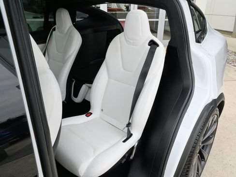 Used 2022 Tesla Model X image 33