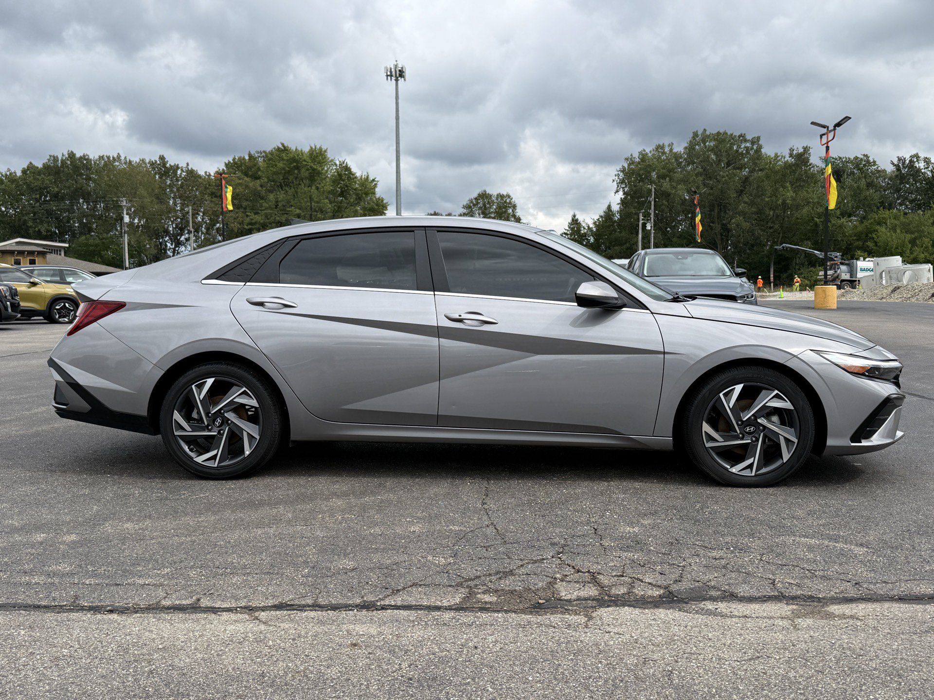 Used 2025 Hyundai Elantra SEL FWD image 9