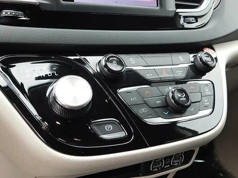 Used 2023 Chrysler Voyager LX FWD image 17
