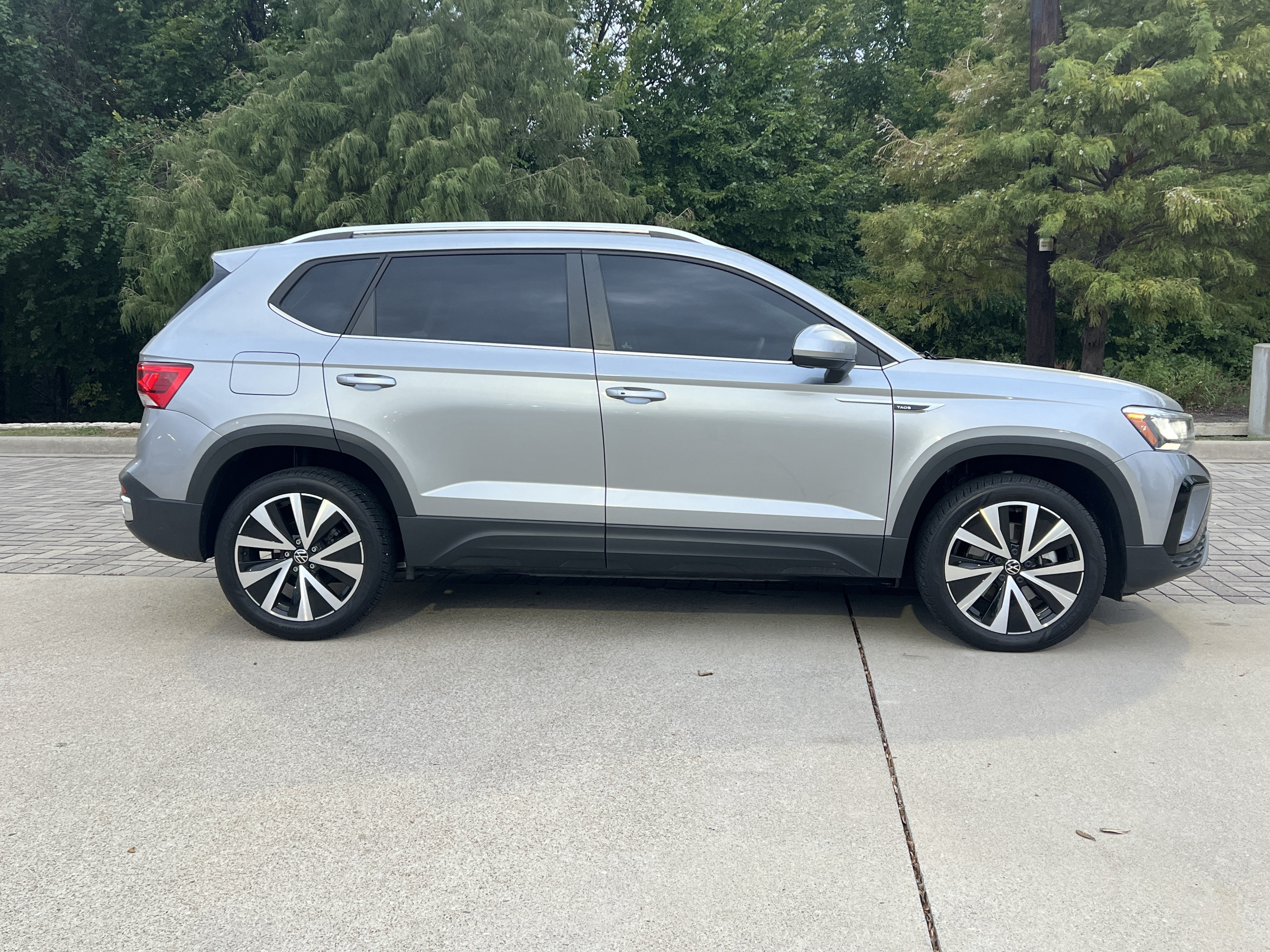 Used 2023 Volkswagen Taos SE w/ Panoramic Sunroof Package FWD image 10