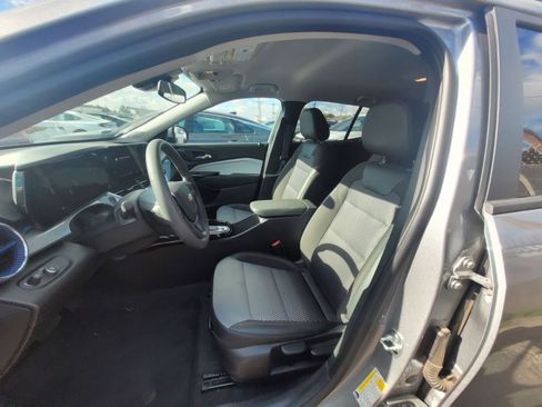 Used 2025 Chevrolet Trax LT image 11