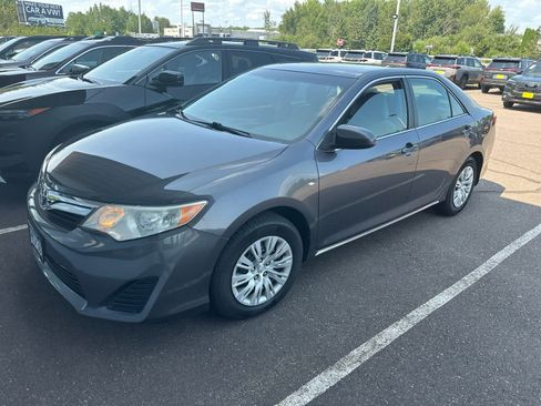 Used 2014 Toyota Camry LE FWD image 3