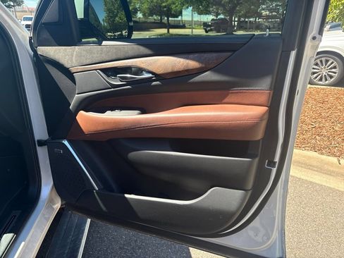 Used 2020 Cadillac Escalade Premium Luxury AWD/4WD image 25
