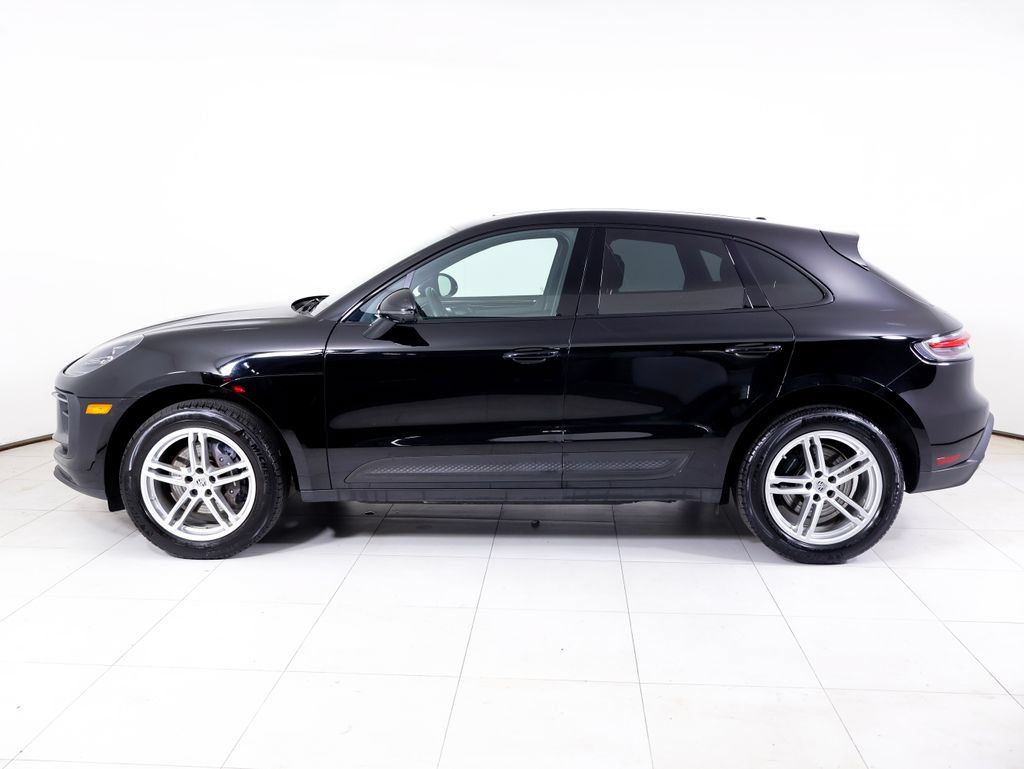 Certified 2024 Porsche Macan AWD/4WD image 2