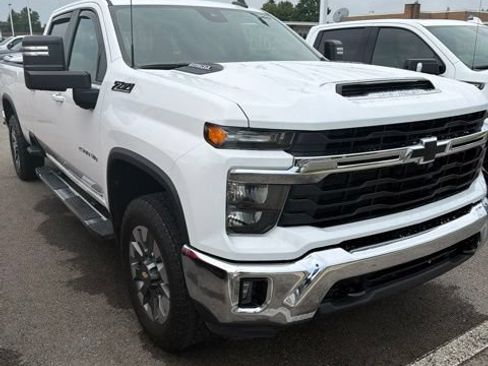 Used 2024 Chevrolet Silverado 2500 LT AWD/4WD image 3