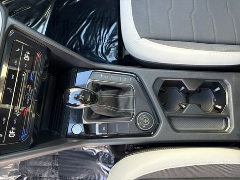 Certified 2025 Volkswagen Taos SE image 25