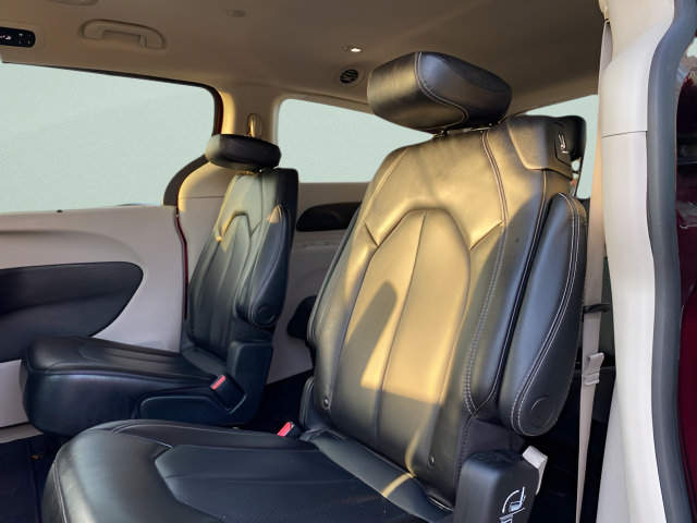 Used 2023 Chrysler Pacifica Touring-L FWD image 12