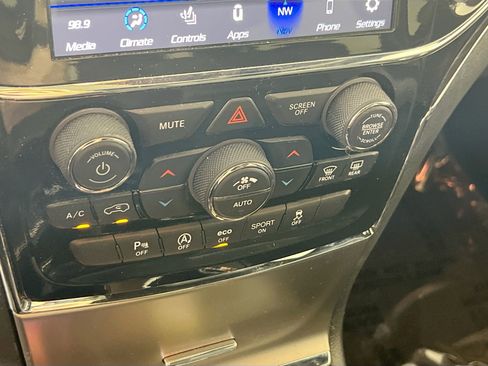 Used 2022 Jeep Grand Cherokee Limited image 16