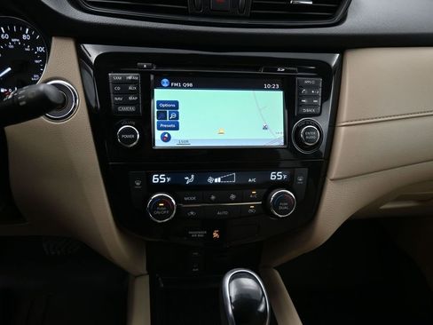 Used 2017 Nissan Rogue SV w/ SV Premium Package FWD image 17
