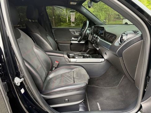 Used 2021 Mercedes-Benz GLB 250 4MATIC image 32