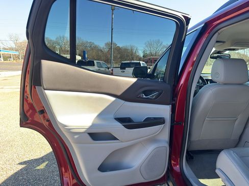 Used 2023 GMC Acadia SLT image 28