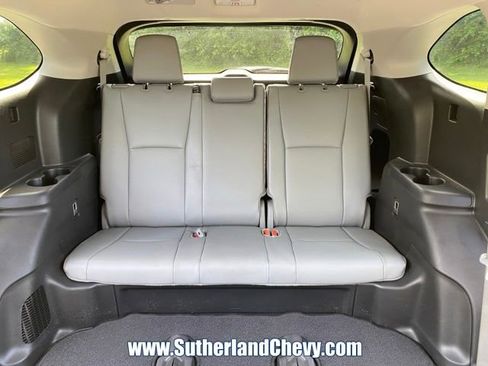 Used 2024 Toyota Highlander XLE AWD/4WD image 38