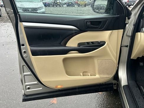 Used 2016 Toyota Highlander Plus image 18