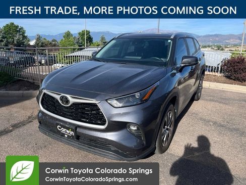 Used 2023 Toyota Highlander XLE FWD image 3