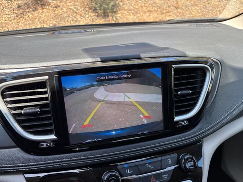 Used 2023 Chrysler Pacifica Touring-L FWD image 21