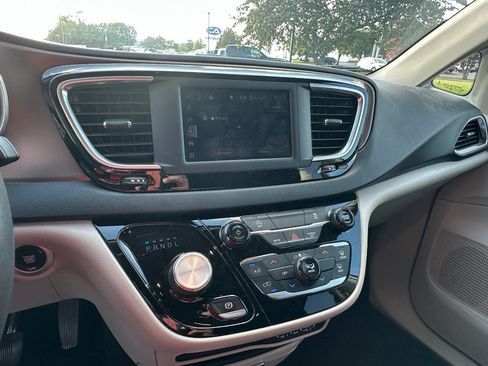 Used 2022 Chrysler Voyager LX FWD image 29