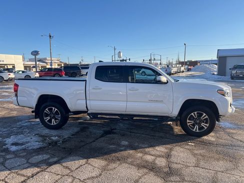 Used 2016 Toyota Tacoma TRD Sport image 2