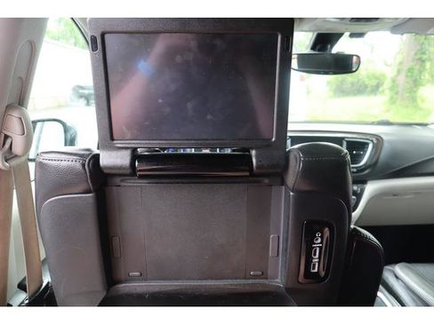 Used 2017 Chrysler Pacifica Touring-L Plus FWD image 11