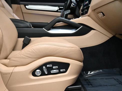 Used 2019 Porsche Cayenne Turbo w/ Premium Plus Package image 62