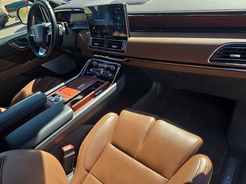Used 2022 Lincoln Navigator Reserve image 12