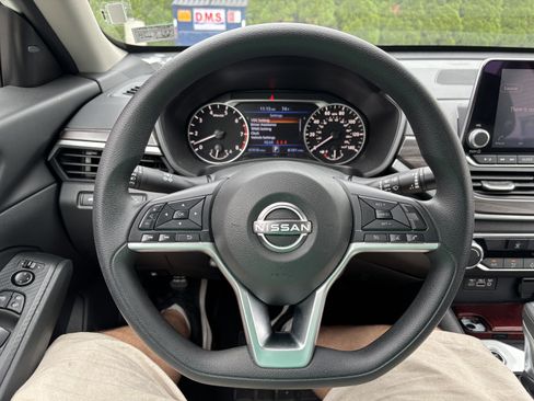Used 2025 Nissan Altima 2.5 SV FWD image 18