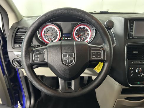 Used 2018 Dodge Grand Caravan SE w/ UConnect Hands-Free Group FWD image 12