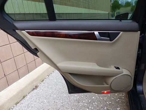 Used 2013 Mercedes-Benz C 250 Sedan image 27