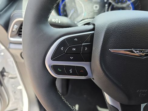 Certified 2026 Chrysler Pacifica Limited FWD image 29