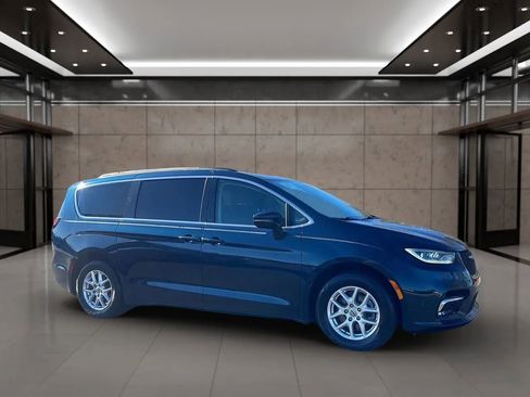 Used 2022 Chrysler Pacifica Touring-L image 3
