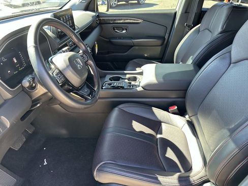 Used 2025 Honda Pilot Black Edition image 13