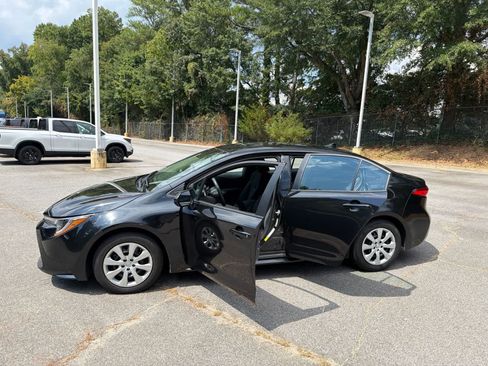 Used 2022 Toyota Corolla LE FWD image 18