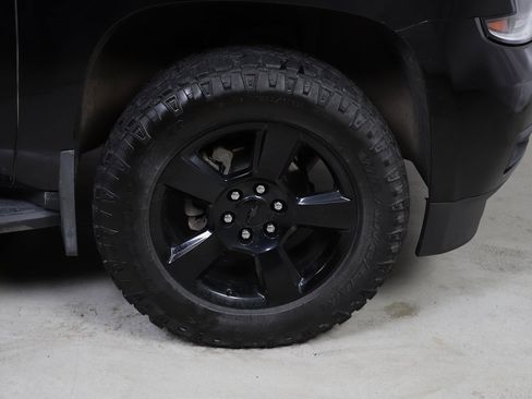 Used 2018 Chevrolet Suburban LT image 4