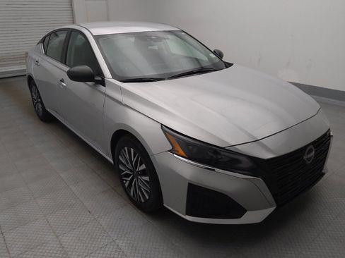 Used 2025 Nissan Altima 2.5 SV FWD image 13