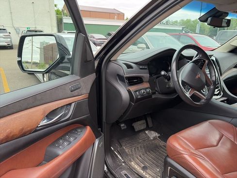 Used 2019 Cadillac Escalade ESV Luxury AWD/4WD image 10