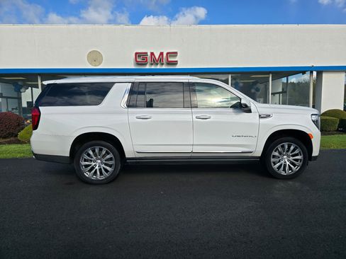Used 2022 GMC Yukon XL Denali w/ Denali Ultimate Package AWD/4WD image 2