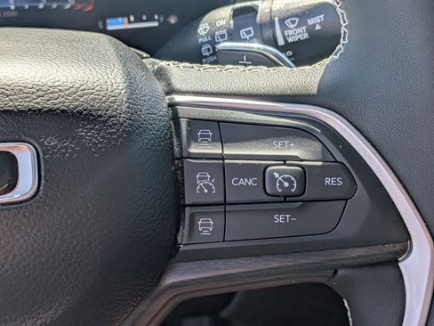 Used 2023 Jeep Grand Cherokee L Limited w/ Black Appearance Package image 16