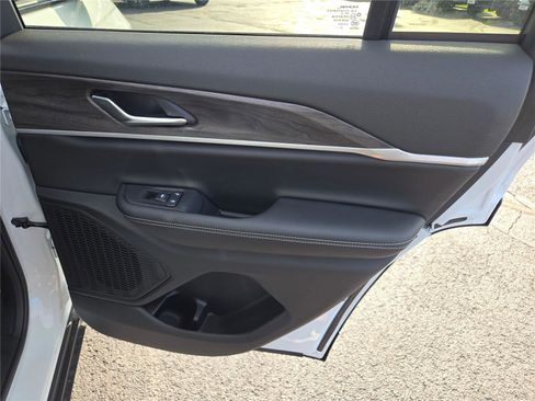 New 2025 Jeep Grand Cherokee Limited w/ Black Appearance Package image 8