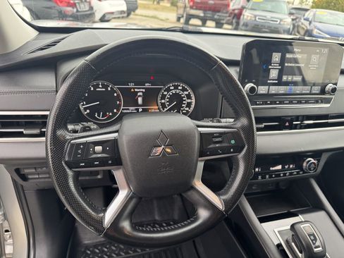 Used 2022 Mitsubishi Outlander SE image 25