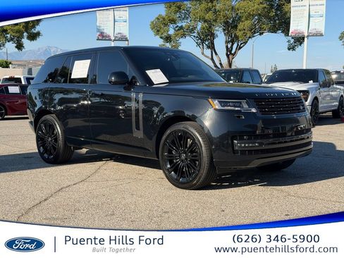 Used 2025 Land Rover Range Rover SE AWD/4WD image 1