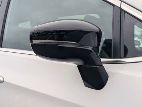 Used 2025 Chrysler Pacifica Select image 10