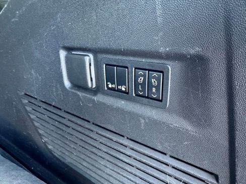 Used 2022 Chevrolet Suburban High Country image 19