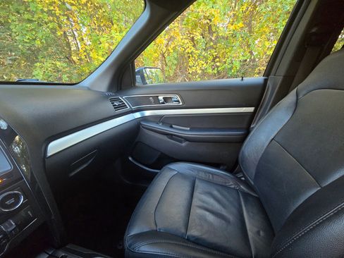 Used 2017 Ford Explorer XLT w/ Equipment Group 202A image 16