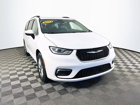 Used 2023 Chrysler Pacifica Touring-L image 3