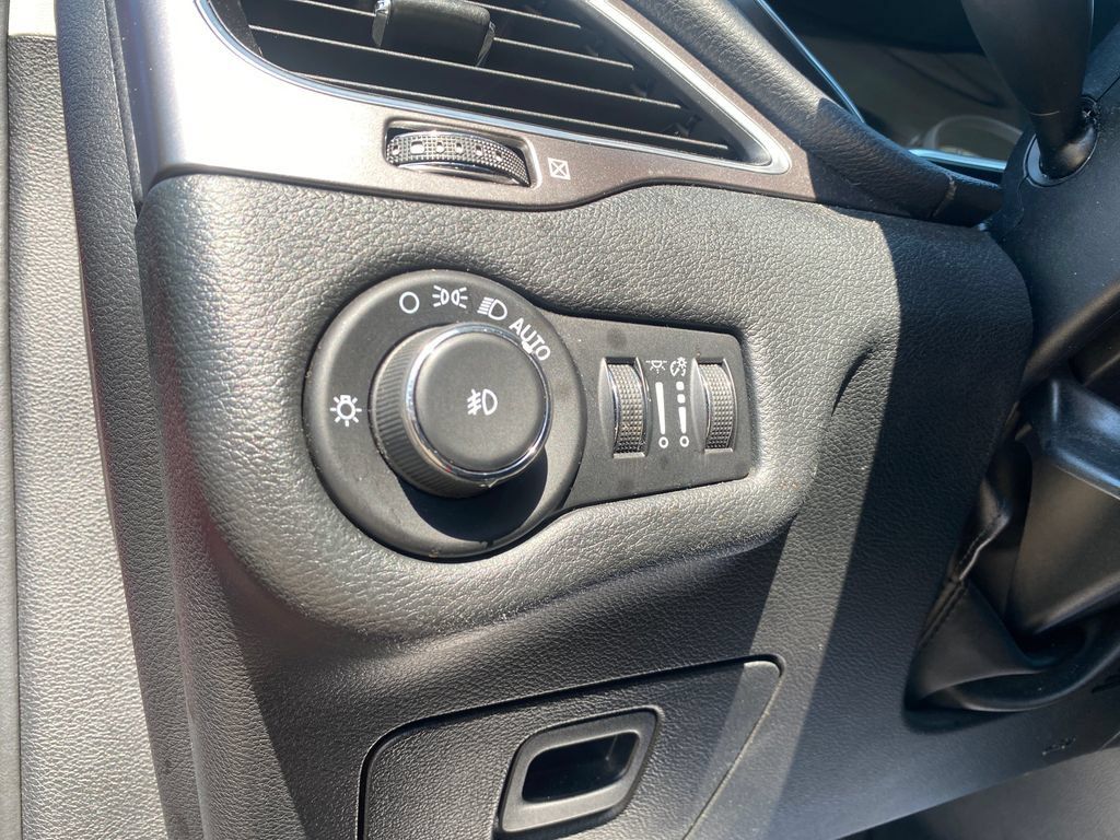 Used 2021 Jeep Cherokee Latitude Plus AWD/4WD image 30