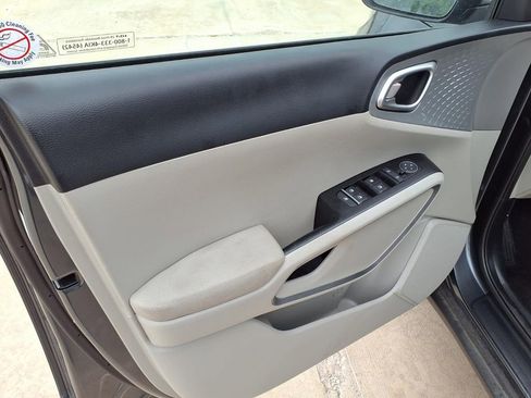 Used 2025 Kia Soul LX w/ LX Technology Package FWD image 5